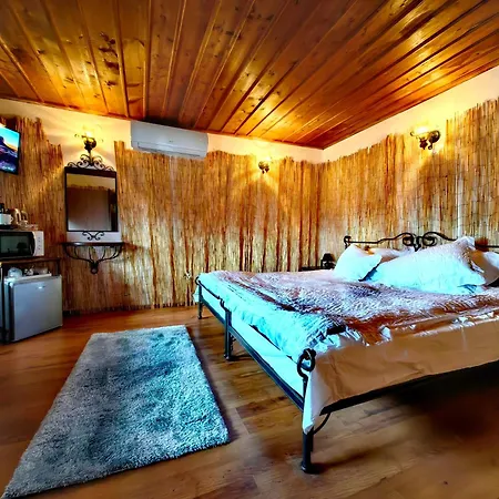 Complex Arbanashki Style-panoramic View With Summer And Winter Terrace, Jacuzzi, Sauna, Children's And Adult Area With Cinema Summer Vendégház