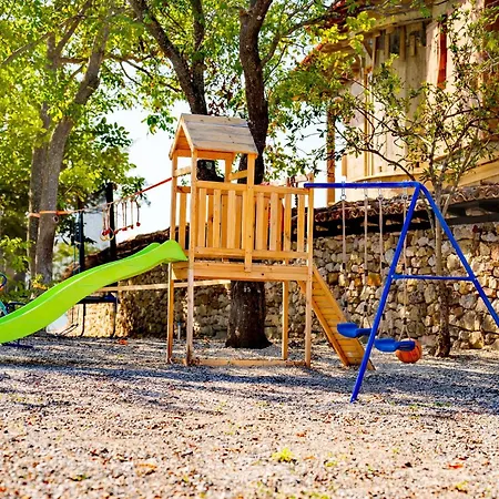 Vendégház Complex Arbanashki Style-panoramic View With Summer And Winter Terrace, Jacuzzi, Sauna, Children's And Adult Area With Cinema Summer *