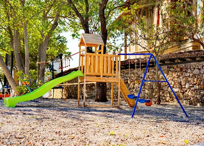 Πανσιόν нова арбанашки стил-джакузи, панорамна гледка, ареа за малки и големи-заповядайте при нас (adults Only) 3*